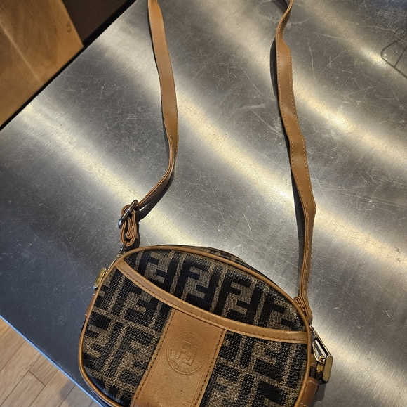 Authentic FENDI crossbody bag - Picture 2 of 8